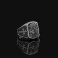 Bild in Galerie-Betrachter laden, Jesus of Nazareth INRI Silver Ring, Crown of Thorns Design, Men's Cross Pattern Band, Devotional Christian Jewelry Gift Oxidized Finish
